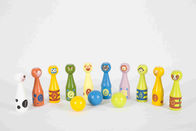 Παιδιά που κυλούν τα καθορισμένα ξύλινα παιχνίδια μικρών παιδιών με 10 διαφορετικές καρφίτσες ζώων και 3 σφαίρες χρώματος